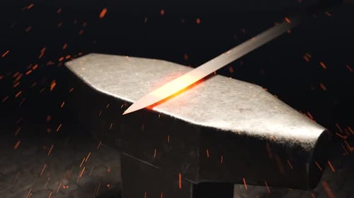 Forge traditionnelle avec enclume. Un maréchal-ferrant avec un marteau frappe une épée rougeoyante.
