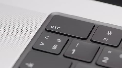 Parte del teclado negro en el marco