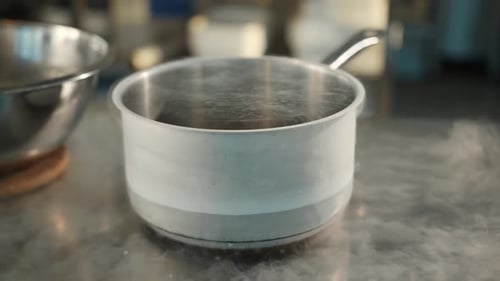Professionelle Küche, Nahaufnahme von flüssigem Stickstoff in einer Schüssel. Viel Dampf in der Restaurantküche