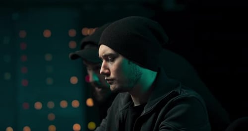 Ein Senior Hacker nähert sich seinem jüngeren Kollegen und analysiert gemeinsam die nächsten Phasen von
