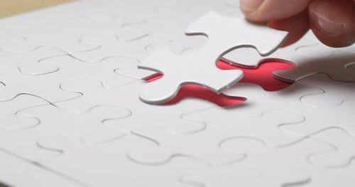 Das weiße Puzzle abschließen
