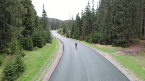 Radfahrer-Triathlet Radfahren auf dem Fahrrad Luftaufnahme
