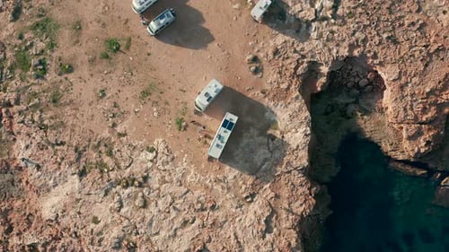 Luftaufnahme. Campingplätze mit modernem Wohnmobil Wohnmobil auf einem Felsen in der Nähe des Meeres