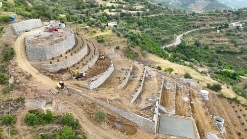 Los agricultores construyen un jardín de aguacates en las montañas vista aérea 4 K