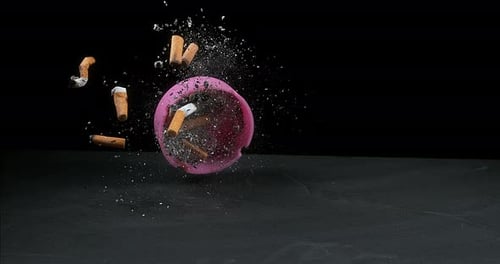 Aschenbecher gefüllt mit Megots auf schwarzem Hintergrund, Zeitlupe 4K
