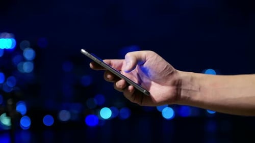 Das Smartphone bei Nacht verwenden