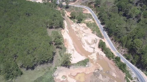 Flacher Fluss mit Sandabsaugungsgruben am Ufer, Ansicht von oben