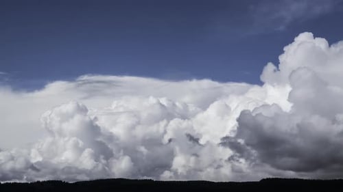 Zeitraffer bei starken Wolken