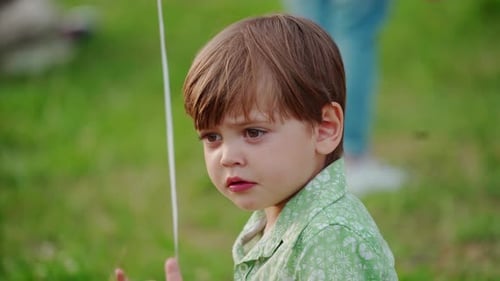 Porträt eines kleinen Jungen auf grünem Naturhintergrund