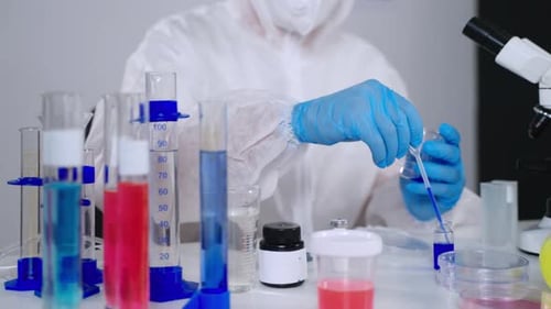 Químico está examinando reagentes em experimentos de laboratório e procurando tratamentos para doenças