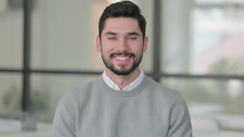Porträt eines attraktiven jungen Mannes, der in die Kamera lächelt
