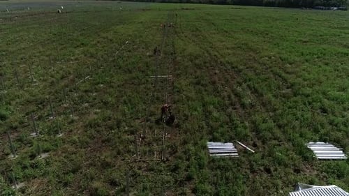 Luftaufnahmen einer Baustelle eines Solarkraftwerks im Feld