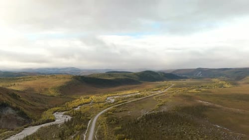 Vista da estrada sinuosa cênica cercada pelo rio