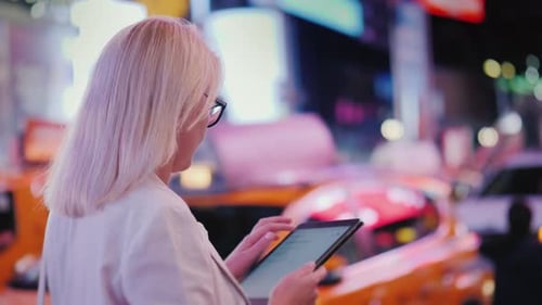 Mulher de negócios usa tablet na movimentada Times Square em Nova York