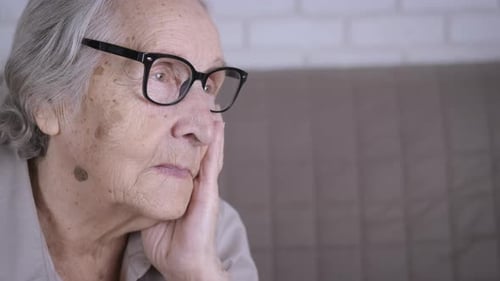 Una anciana reflexiona.