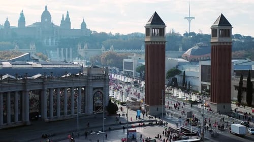 Spanish Square Venetian Towers em um dia nublado. Ônibus e carros andando em primeiro plano