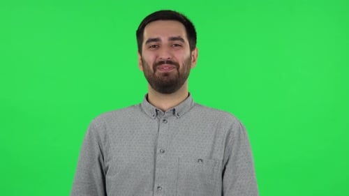 Porträt von Brunette Guy lacht. Greenscreen
