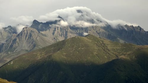 Nuages passant au-dessus du magnifique sommet somptueux des montagnes Rocheuses