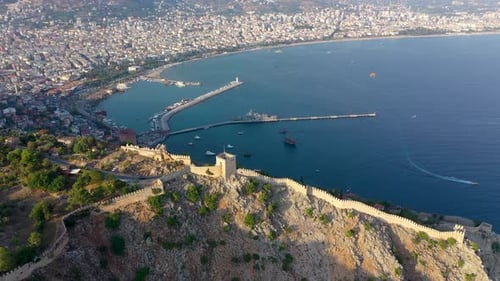 Château d'Alanya Alanya Kalesi, vue aérienne de la montagne et de la ville, Turquie