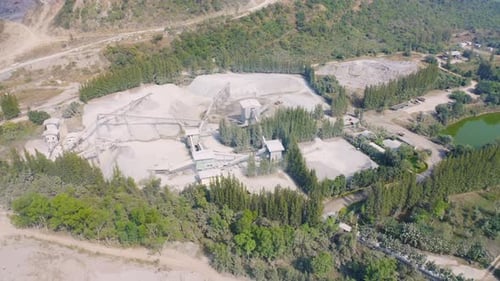 Vue aérienne de camions-excavateurs creusant du charbon ou du minerai avec de la pierre grunge noire sur le sol