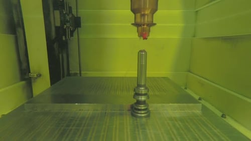 Präzisionsschneiden von Metallteilen mit einer Funkenerosionsmaschine