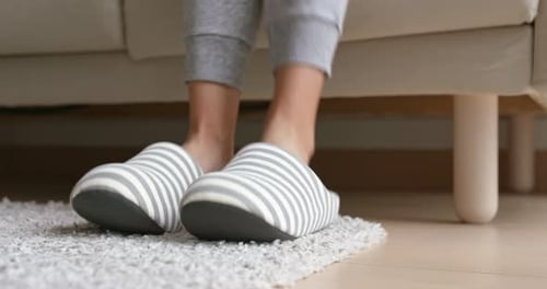 Une femme porte des pantoufles en polaire à