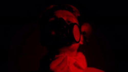 Red Smoke a tiré sur un homme en respirateur en train de refermer sa combinaison de protection