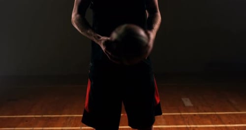 Deportista jugando con baloncesto