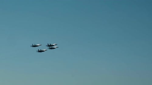 Un groupe d'intercepteurs dans le ciel.