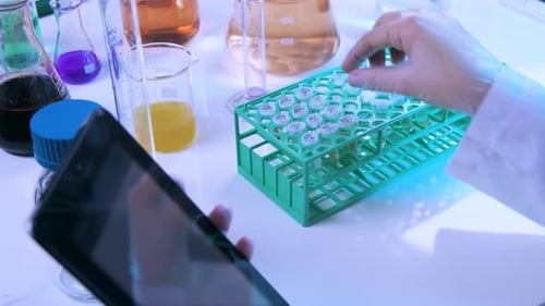 Laborassistent mit Tablet, Ergebnisse der Analyse