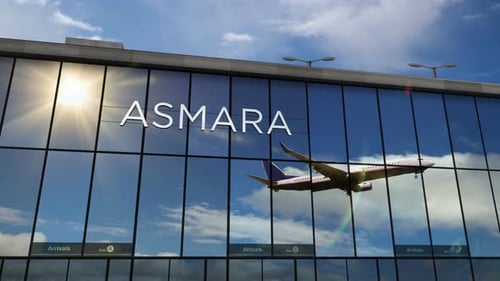 Un avion atterrissant à l'aéroport d'Asmara, en Érythrée, reflété dans le terminal