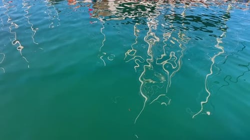 Footage der bunten Reflexion von Board of Sailing Boat auf dem Wasser Kleine Wellen Blue Water in