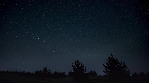 Timelapse d'étoiles en mouvement dans le ciel nocturne