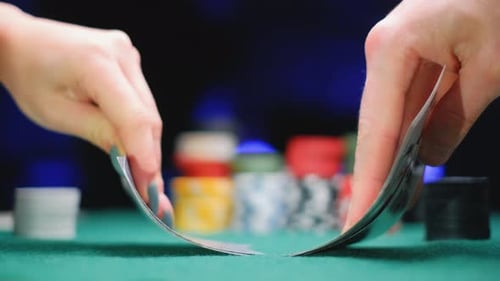 Um jogador tem cartas Royal Flash na mão e apostam