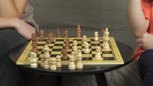 Kinder und Freunde genießen Schachbrettspiel