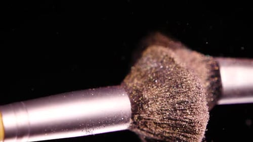 Farbmalkonzept, Make-up-Pinsel mit Puder, Zeitlupe