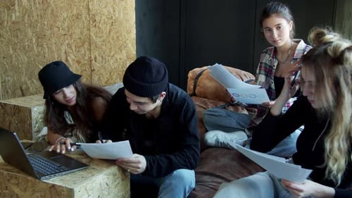 Des amis de l'école font l'école à la maison ensemble pendant la quarantaine Covid
