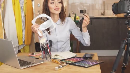 Una atractiva bloguera escribe videos y tutoriales en línea para suscriptores