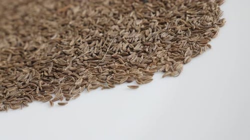 4K-Schwenk-Aufnahmen über Kümmelsamen schwenken