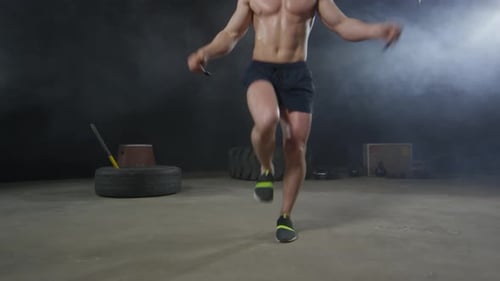 Muskulöses Manntraining mit Springseil