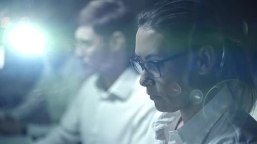 Computerprogrammierer, die im Dark Office arbeiten
