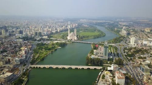 Vue du paysage urbain islamique de la ville d'Adana et de la rivière Seyhan, Turquie