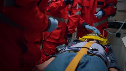 Médicos de ambulancia irreconocibles salvan la vida de la víctima en un vehículo de emergencia