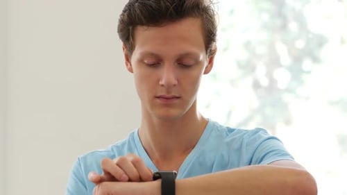 Mann nutzt Smartwatch-Anwendungen