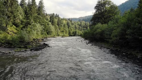 Rapid River fließt zwischen den Steinen in den Karpaten