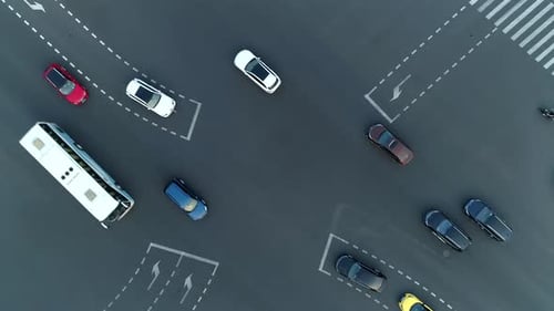 Drone aéreo girando foto de uma encruzilhada na cidade: carros e ônibus dirigindo pela avenida