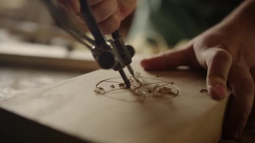Un homme méconnu sculpte un ornement à l'intérieur