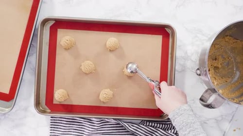 Flache Lage. Schritt für Schritt. Erdnussbutter-Kekse-Teig mit Teigschaufel in das Backen
schöpfen