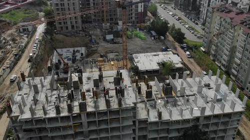 Vuelo cerca de la casa monolítica inacabada