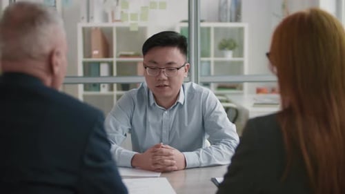 Jeune homme lors d'un entretien d'embauche important
